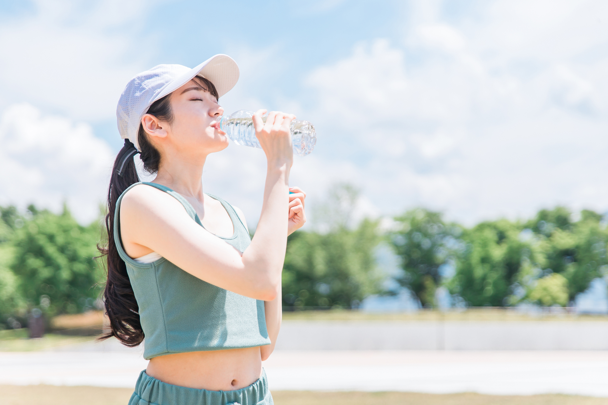 スポーツドリンクで虫歯に？夏休みの水分補給と歯の守り方