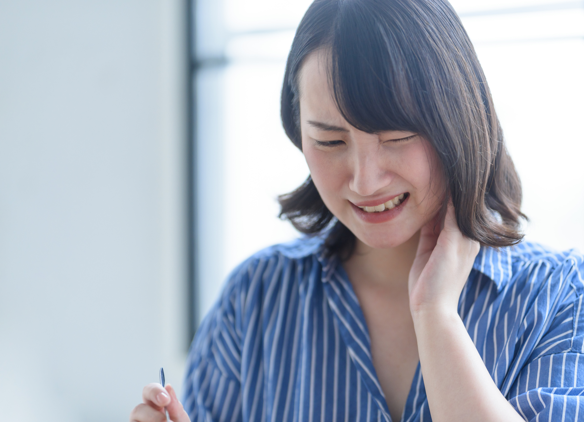 知覚過敏の原因と対処法！しみる歯の痛みを和らげる方法とは？