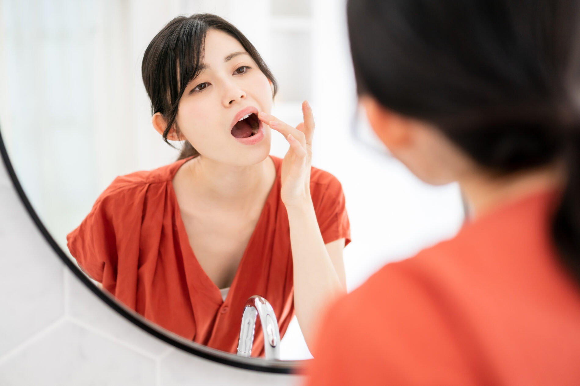 口の中がネバつく…その原因と改善法を解説