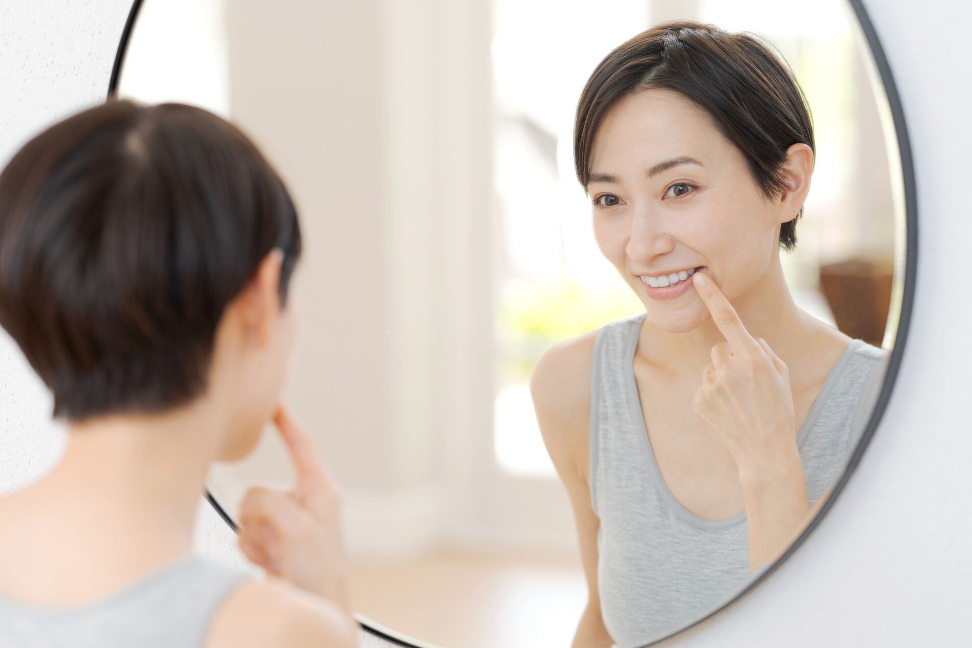 笑ったときに歯ぐきが気になる…改善法はある？