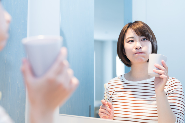 朝起きたときの口臭が強い原因と改善策
