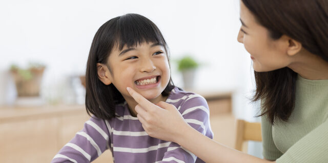 前歯のすき間は成長の証？子どもの歯列の正常範囲を解説