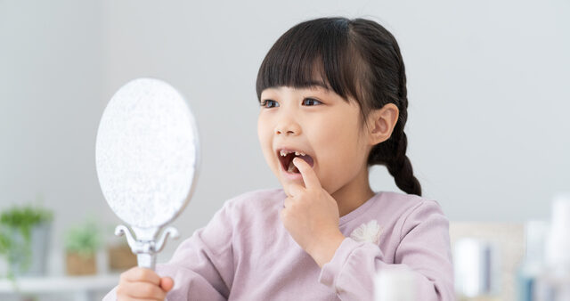 乳歯が抜けないまま永久歯が生えてきた！放置するとどうなる？
