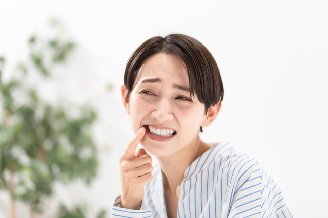 歯の黄ばみが取れない原因は?毎日のケアでできる改善法