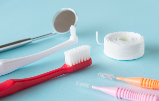 フロスと歯間ブラシ、使い分けるべきタイミングとは