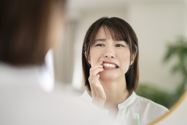 左右どちらかで噛む癖がもたらす歯並びの変化