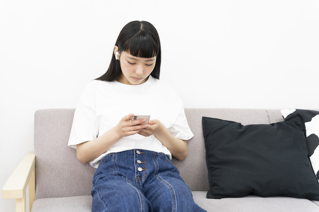 スマホ姿勢が歯並びに影響？現代人に増える「顎の歪み」