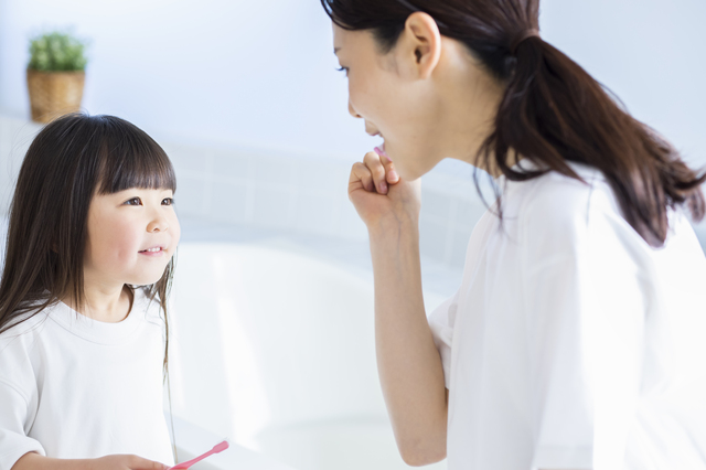 ホワイトニングは何歳からできる？安全性と注意点