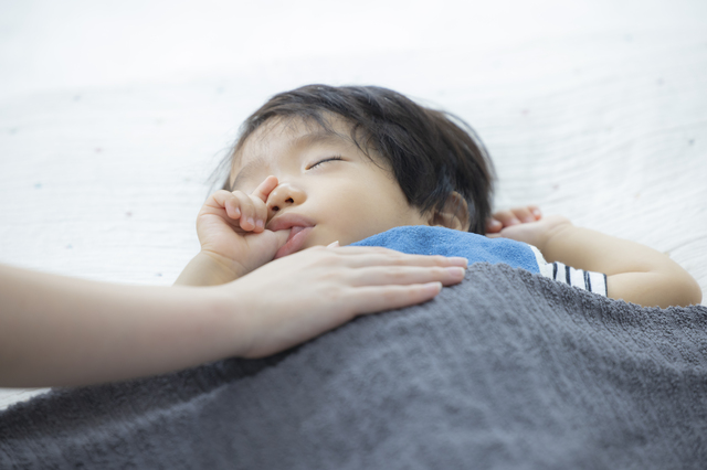 指しゃぶりは歯並びに影響する？やめさせるタイミング
